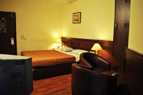 Empire International Church Street Hotel Bangalore Room photo